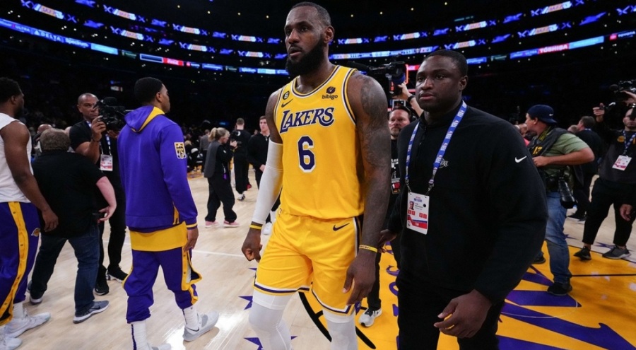 LeBron James basketbolu bırakıyor