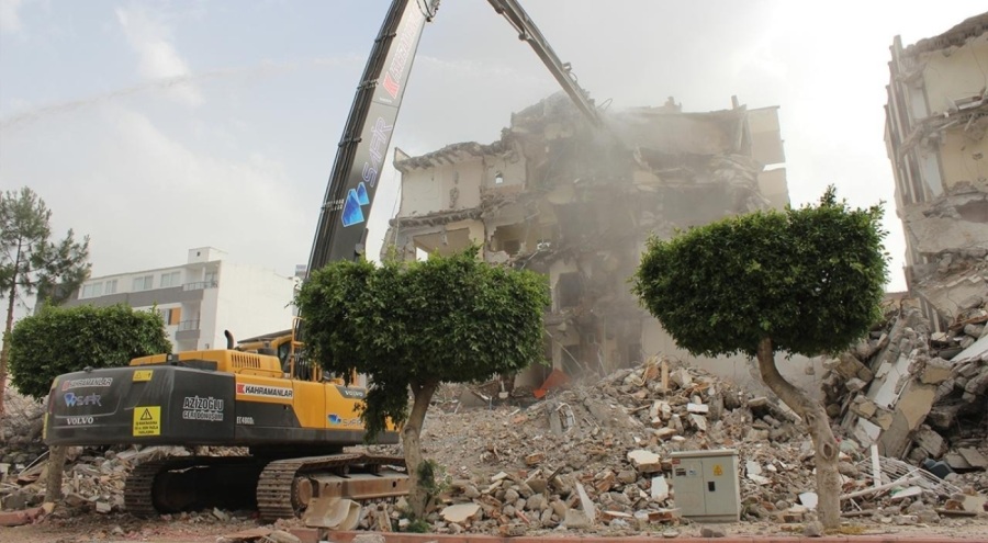İskenderun'da ağır hasarlı binaların yıkım çalışmaları başladı