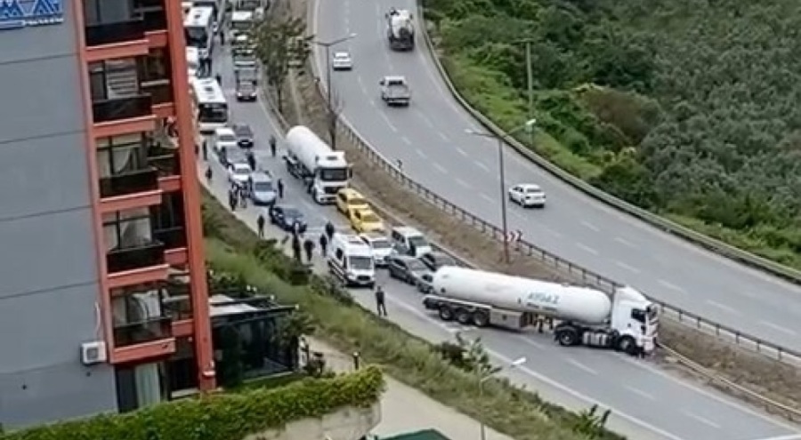 Bursa İstanbul yolunda kaza yapan tanker trafiği kilitledi