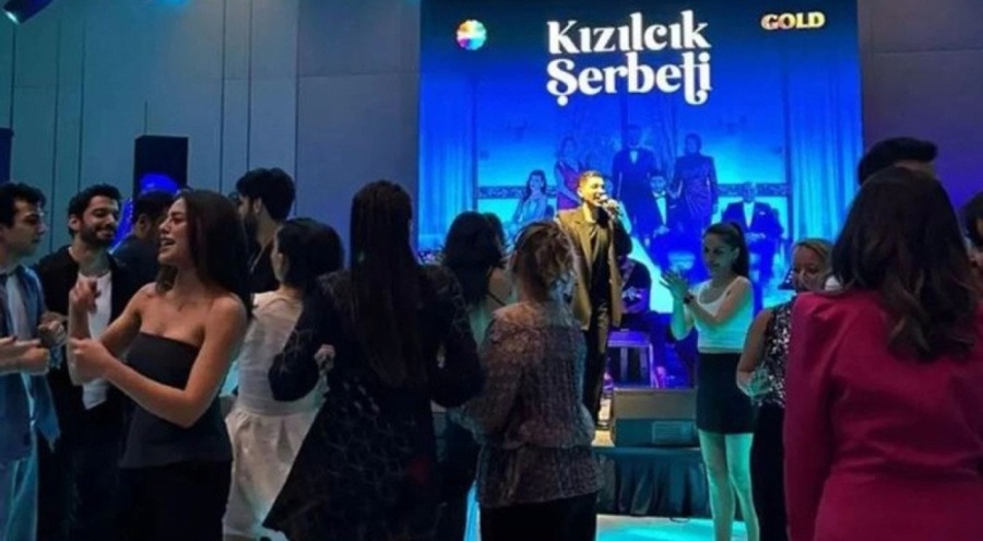 Kızılcık Şerbeti ekibi sezon finalini kutladı