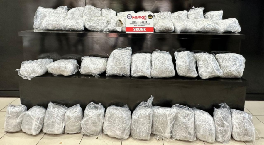 Diyarbakır'da bir otomobilde 44 kilogram uyuşturucu bulundu