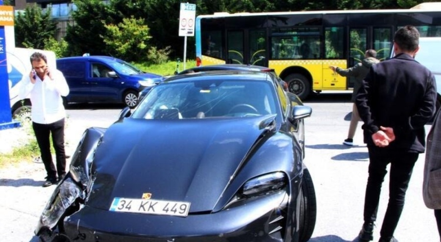 İstanbul Sarıyer'de lüks otomobil kaza yaptı