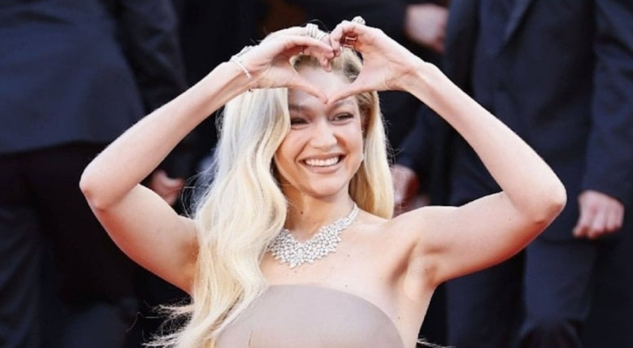 Dünyaca ünlü model Gigi Hadid de kalp işareti yaptı