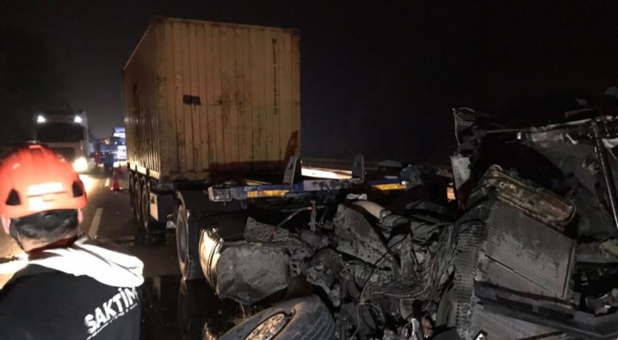 Otoyolda feci kaza! Paramparça olan TIR'dan mucize kurtuluş