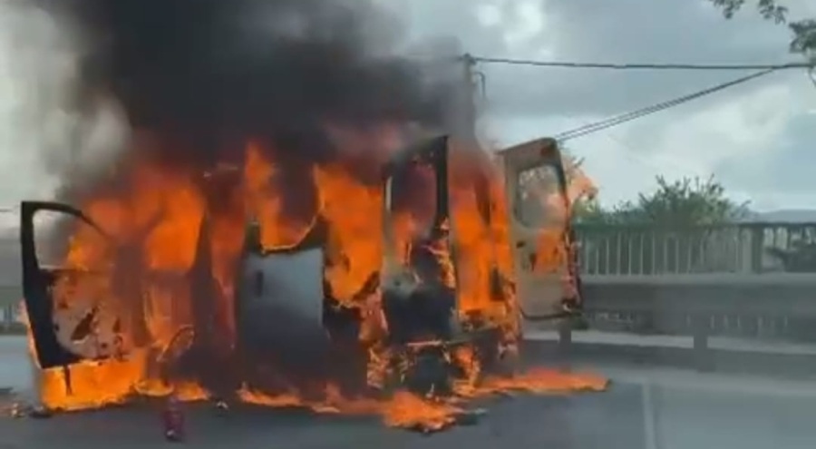 İstanbul'da hafif ticari araç alev topuna döndü