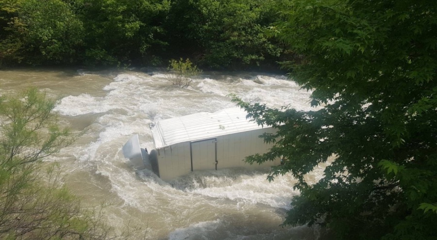 Nehirde kaybolan kamyon şoförü aranıyor
