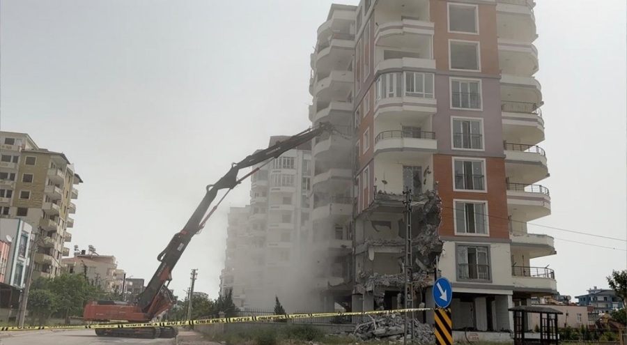 Adıyaman'da ağır hasarlı binalar yıkılıyor