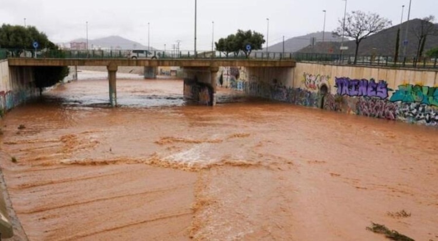 İspanya'da sel yüzünden okullar tatil edildi