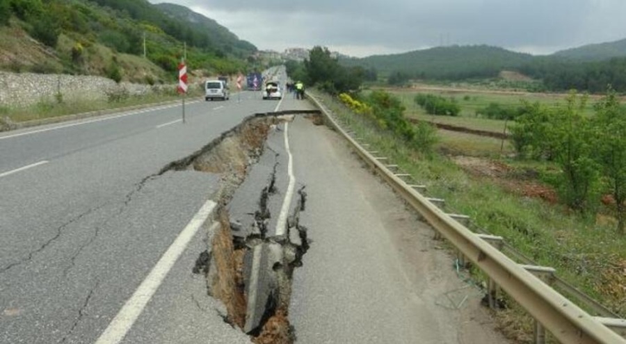 Muğla'da kuvvetli sağanak sonrası yol çöktü