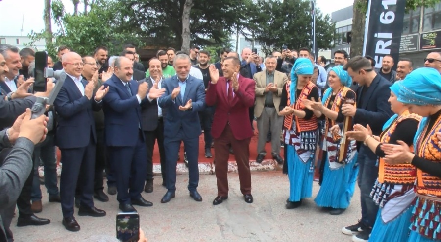 Bakan Varank, Bursa'da Eski Otokop Sitesi'ni ziyaret etti