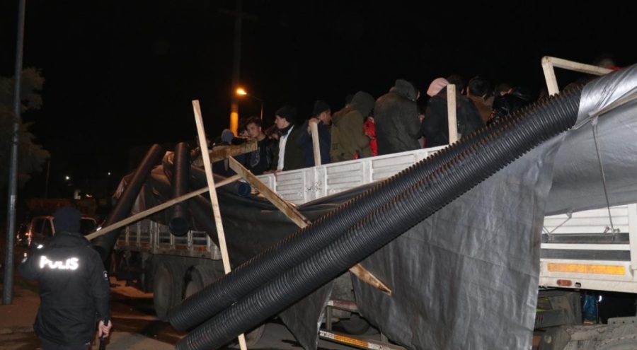 Tır dorsesinde 134 düzensiz göçmen yakalandı