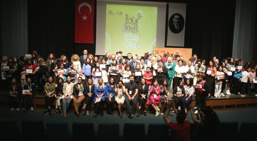 Bursa'da 'Boyun Kadar Kitap Oku' etkinliği düzenlendi