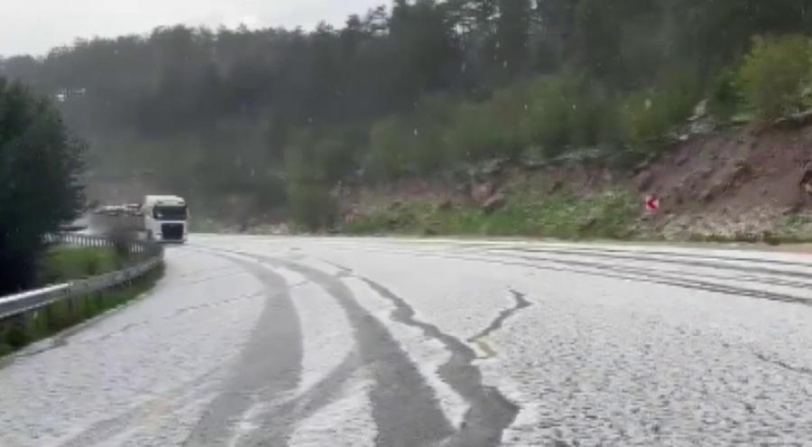 Sivas'ta ceviz büyüklüğünde dolu