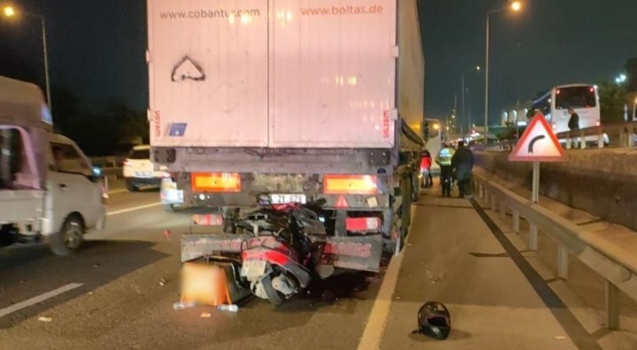 Motosiklet tıra ok gibi saplandı: Motokurye hayatını kaybetti