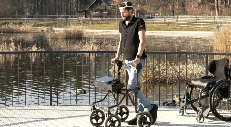 Beyin implantları sayesinde yeniden ayağa kalktı