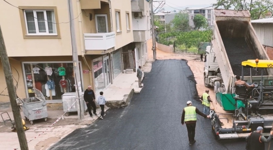Bursa Gürsu'da sokak 36 saatte asfalt dökülerek yeni haline kavuştu.