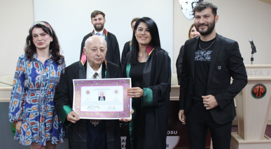 84 yaşında avukat oldu