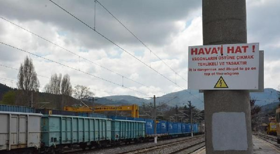 Trenin camını temizleyen işçiyi elektrik çarptı