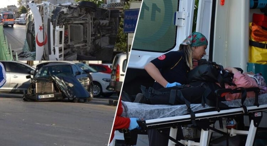 Antalya'da midibüs ile otomobil çarpıştı; 12 yaralı