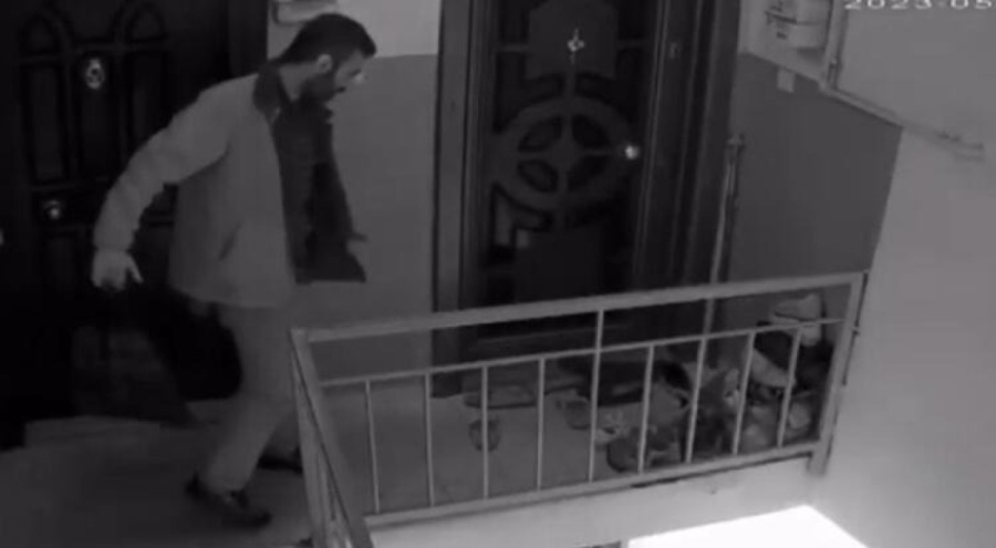 İstanbul'da kamerayı fark edince çaldığı ayakkabıları yerine koydu