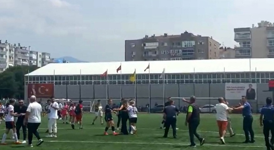 Sahaya inen taraftarlar kadın futbolculara saldırdı