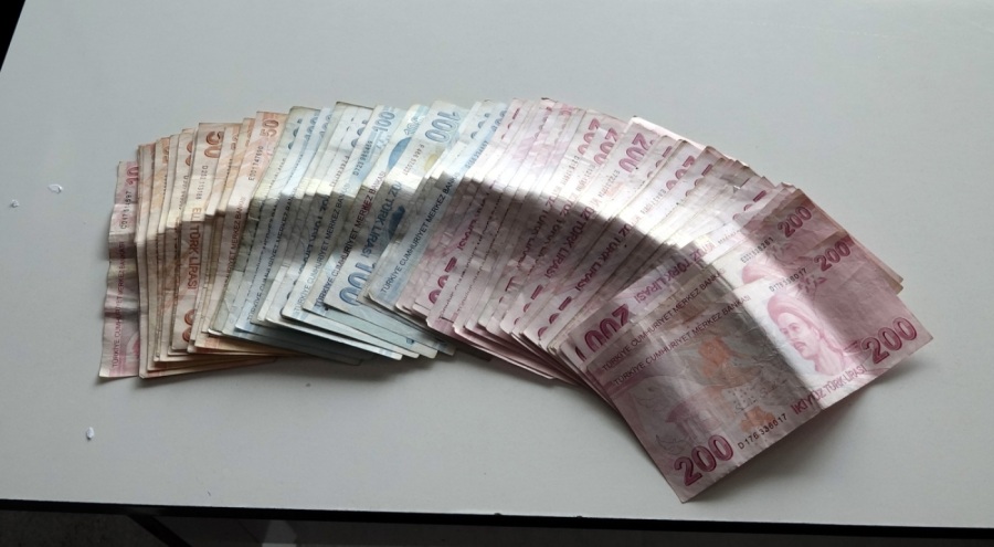 Bursa'da yolda bulduğu kesedeki parayı sahibine iletti