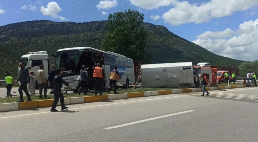 Yolcu otobüsü kamyona çarptı: 1 ölü, 15 yaralı