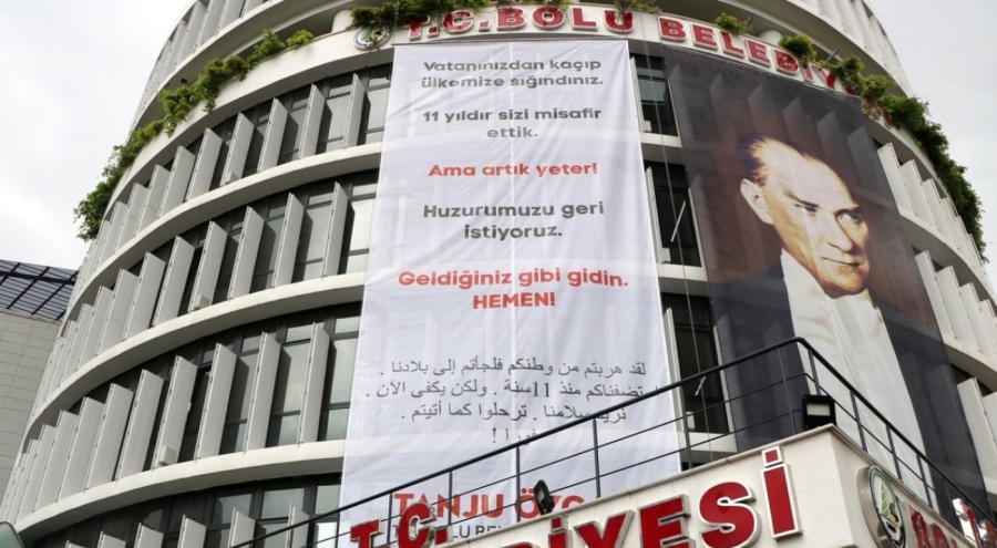 Tanju Özcan'dan belediye binasına Türkçe ve Arapça pankart
