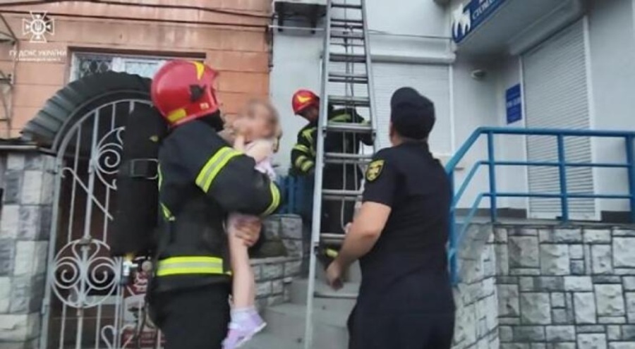 Ukrayna'da anne ve bebeği, yangından böyle kurtarıldı