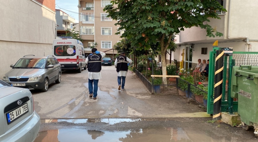 Kötü koku ihbarının yapıldığı evden ceset çıktı