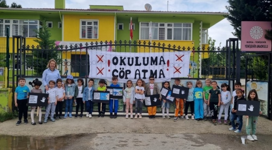 Bursa'da anaokulu öğrencilerinden "Okuluma çöp atma" yürüyüşü