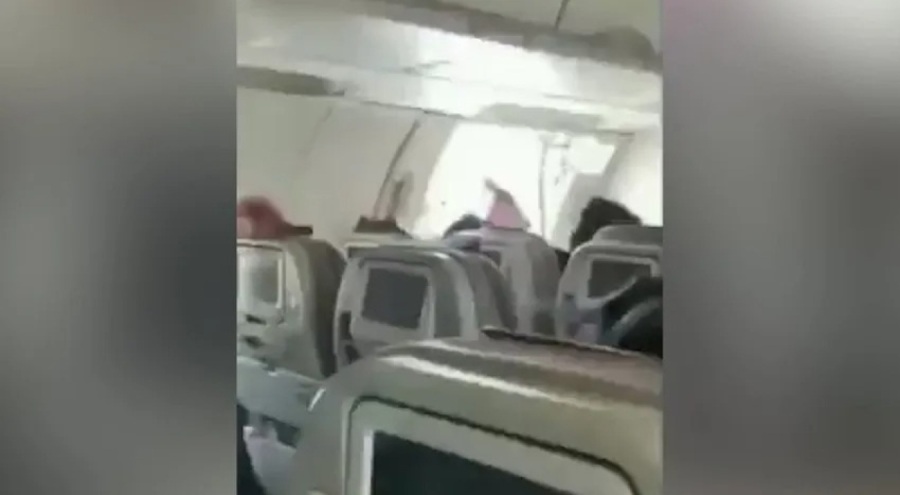 Havada uçağın kapısı açıldı!