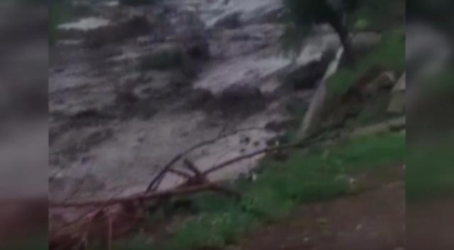 Gence Nehri yağışlar nedeniyle taştı