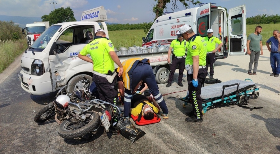 Bursa Orhangazi'de motosiklet kamyonete vurdu