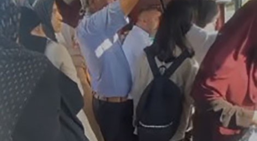 Şoför ücret ödemeyen öğrencileri minibüsten indirdi