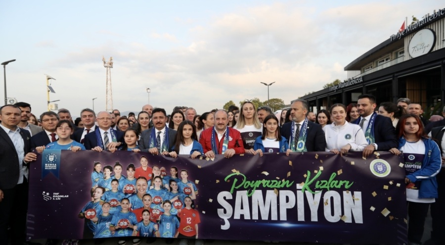 Bakan Varank, Poyrazın Kızları'nın şampiyonluk kutlamalarına katıldı