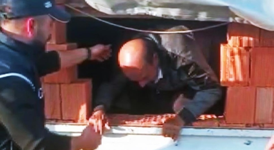 Kamyon kasasındaki göçmen kaçakçılığını tuğlayla kamufle etmeye çalıştılar