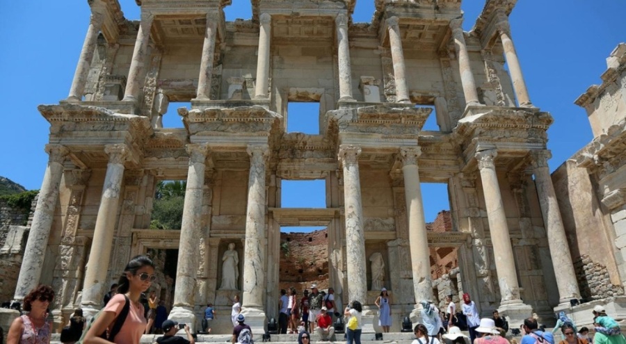 İlk 4 ayda 11 milyon turist geldi