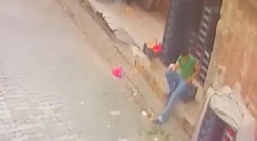 Kaldırımda oturan genç tabancayla vuruldu