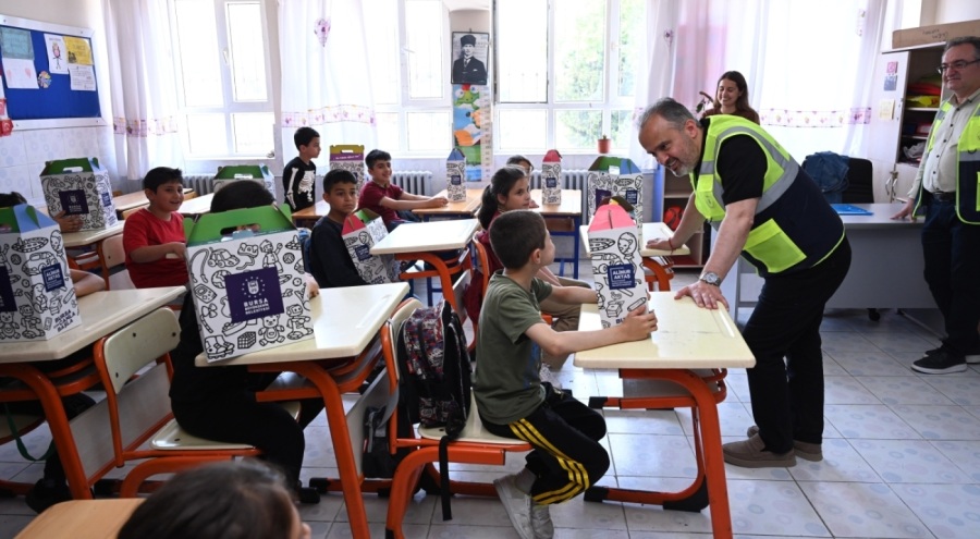 Depremzede çocuklara Bursa ekibinden oyuncak morali