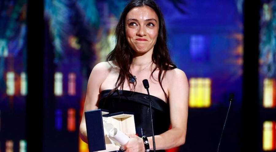 Merve Dizdar Cannes'da en iyi kadın oyuncu ödülünü aldı