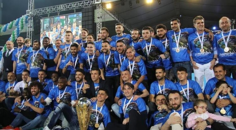 Çaykur Rizespor, kupa kaldırdı!