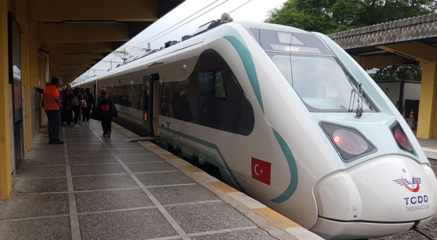 Adapazarı ile Gebze arasında yerli elektrikli tren, yolcu seferlerine başladı
