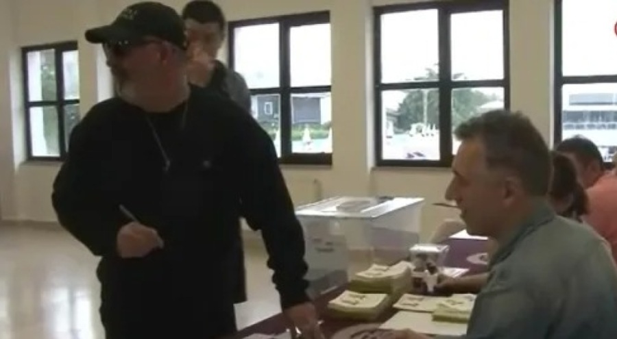 Ünlü komedyen Cem Yılmaz oyunu kullandı