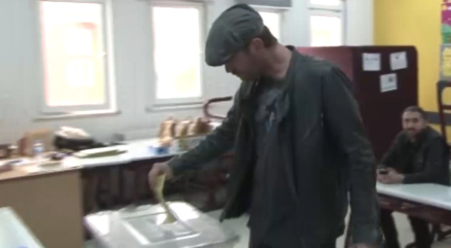 Kıvanç Tatlıtuğ ve eşi oyunu kullandı