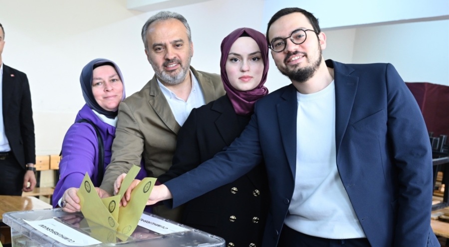 Bursa Büyükşehir Belediye Başkanı ailesiyle oyunu kullandı