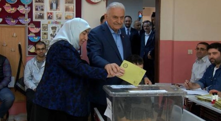 Binali Yıldırım'dan kabinde uzun kalan eşine: Karar veremedin mi?