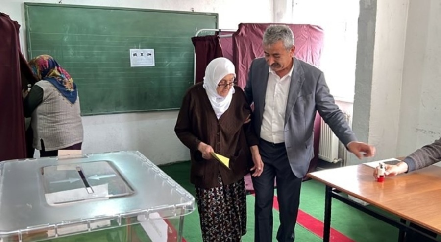 110 yaşındaki Safiye nine 2. tur seçimleri için oy kullandı