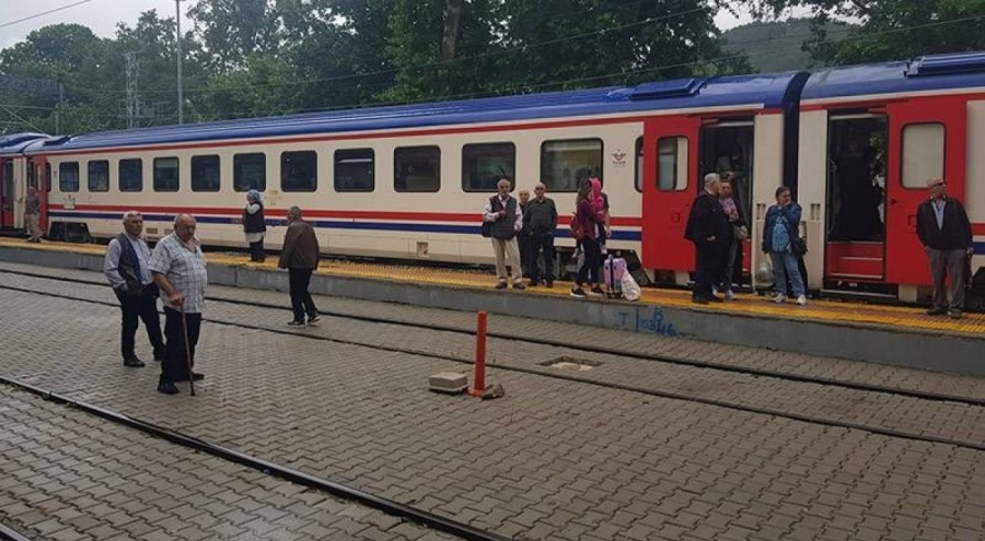 Adana'da yüksek gerilim hattı zarar gördü! Oy kullanmaya giden vatandaş yolda kaldı