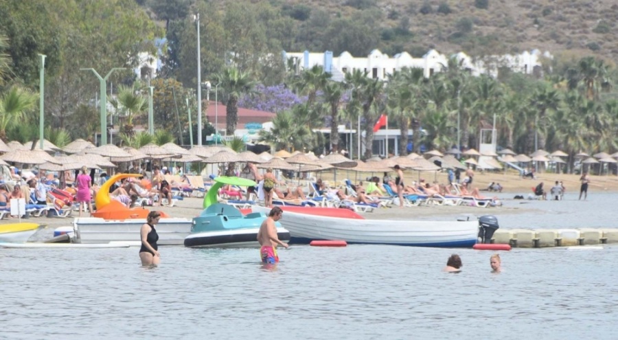 Bodrum'da oylarını kullanıp plaja koştular